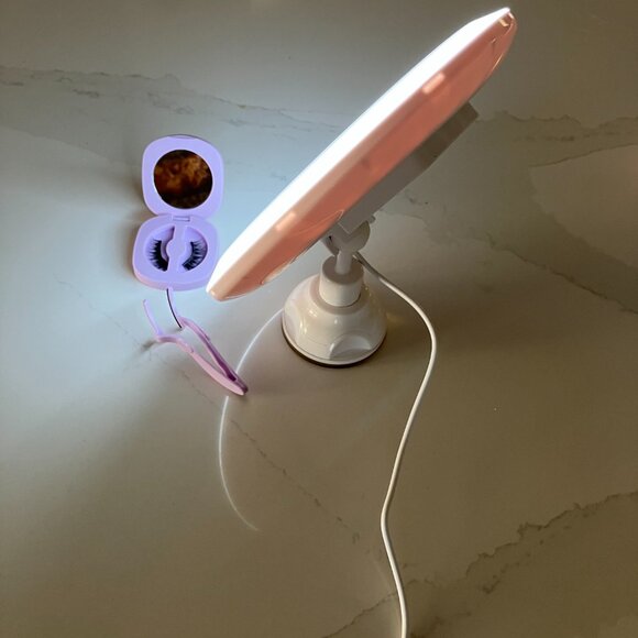 Magnetic Lashes and Lighted Magnifying Mirror - Picture 5 of 6